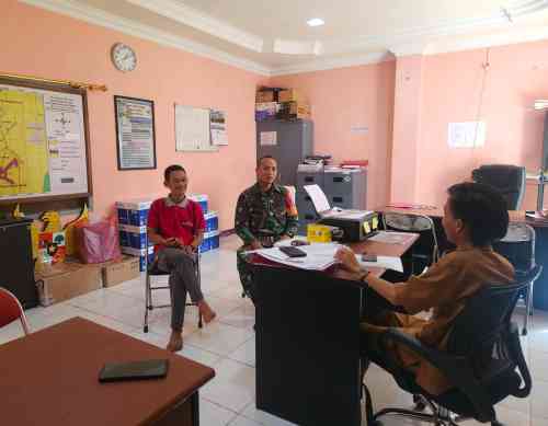 Babinsa Aktif Lakukan Komsos Dengan Staf Desa Demi Terciptanya Kamtibmas Babinsa Aktif Lakukan Komsos Dengan Staf Desa Demi Terciptanya Kamtibmas