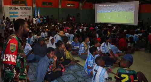 Kodim 1714/Puncak Jaya Gelar Nobar Piala Dunia 2026, Pererat Keakraban Bersama Masyarakat Kodim 1714/Puncak Jaya Gelar Nobar Piala Dunia 2026, Pererat Keakraban Bersama Masyarakat