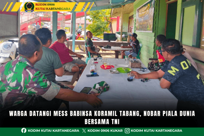 
Warga Datangi Mess Babinsa Koramil Tabang, Nobar Piala Dunia Bersama TNI