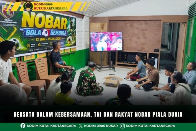 
Bersatu Dalam Kebersamaan, TNI Dan Rakyat Nobar Piala Dunia