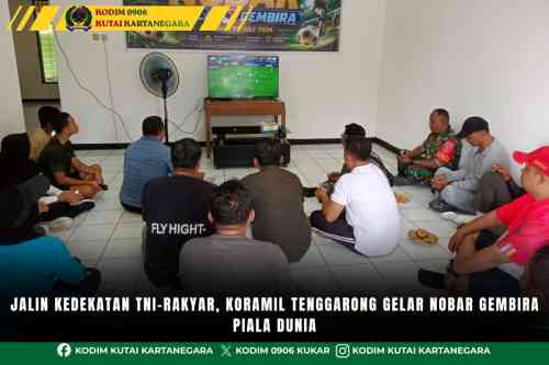 Jalin Kedekatan TNI-Rakyar, Koramil Tenggarong Gelar Nobar Gembira Piala Dunia Jalin Kedekatan TNI-Rakyar, Koramil Tenggarong Gelar Nobar Gembira Piala Dunia