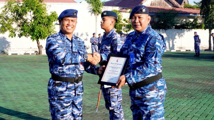 Harumkan Nama Satuan di PORAU 2026, Komandan Lanud Sjamsudin Noor Anugerahkan Piagam Penghargaan Kepada Dua Personel Berprestasi
