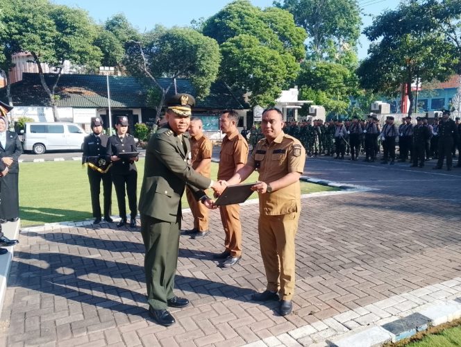 
Kasdim 0820/Probolinggo Mayor Caj Aminudin Abadi Hadiri Upacara Hari Ulang Tahun Bhayangkara Ke 80