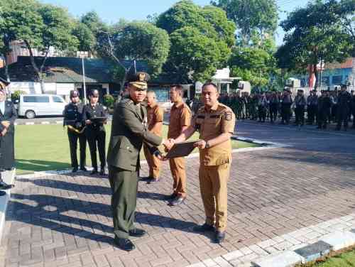 Kasdim 0820/Probolinggo Mayor Caj Aminudin Abadi Hadiri Upacara Hari Ulang Tahun Bhayangkara Ke 80
