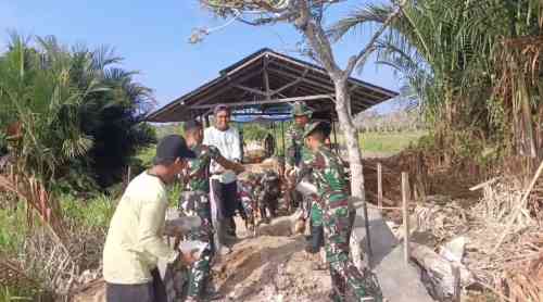 Gotong Royong TNI-Rakyat Percepat Pembangunan Empat Jembatan di HST