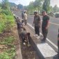 Jumat Bersih, Personel Kodim 1505/Tidore Sigap Bersihkan Selokan Tertimbun Longsor Jumat Bersih, Personel Kodim 1505/Tidore Sigap Bersihkan Selokan Tertimbun Longsor