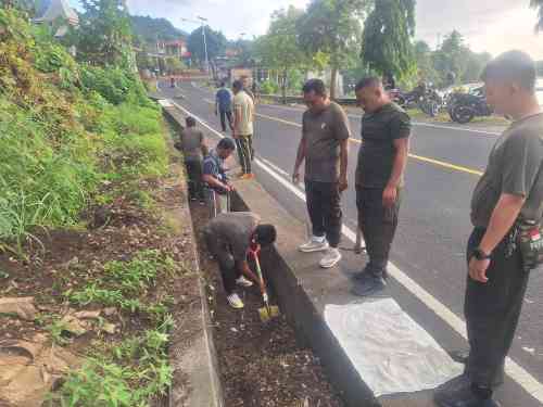 Jumat Bersih, Personel Kodim 1505/Tidore Sigap Bersihkan Selokan Tertimbun Longsor Jumat Bersih, Personel Kodim 1505/Tidore Sigap Bersihkan Selokan Tertimbun Longsor
