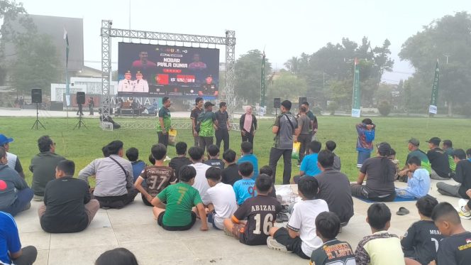 
Nobar Piala Dunia Jadi Ruang Kebersamaan Warga Hulu Sungai Tengah