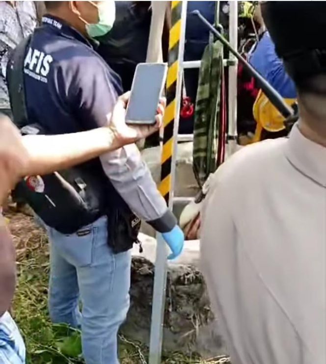 
Geger Penemuan Sesosok Mayat di Sumur Irigasi Kraksaan, Warga Sempat Curiga karena Bau Menyengat