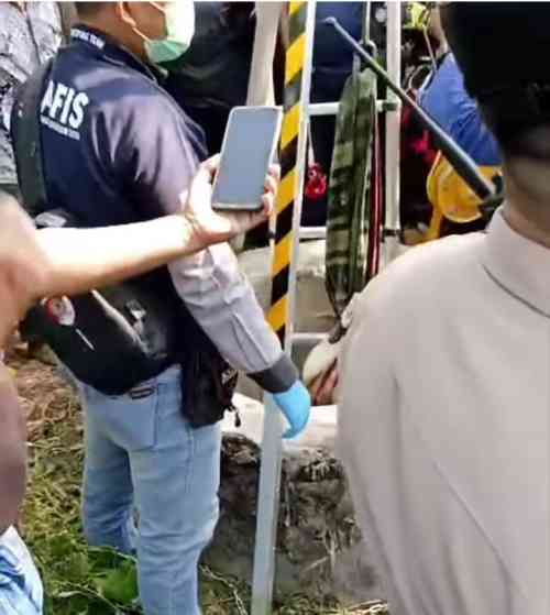 Geger Penemuan Sesosok Mayat di Sumur Irigasi Kraksaan, Warga Sempat Curiga karena Bau Menyengat Geger Penemuan Sesosok Mayat di Sumur Irigasi Kraksaan, Warga Sempat Curiga karena Bau Menyengat