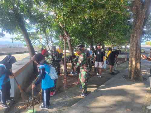 Kodim 1505/Tidore Bersama Mahasiswa KKN Unkhair dan Pemuda Tuguwaji Gelar Aksi Bersih Pantai Tugulufa