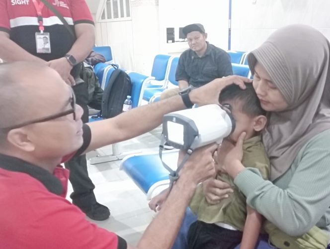 
PMI Kabupaten Probolinggo Dampingi Dua Anak Jalani Operasi Katarak di RS Bina Sehat Jember