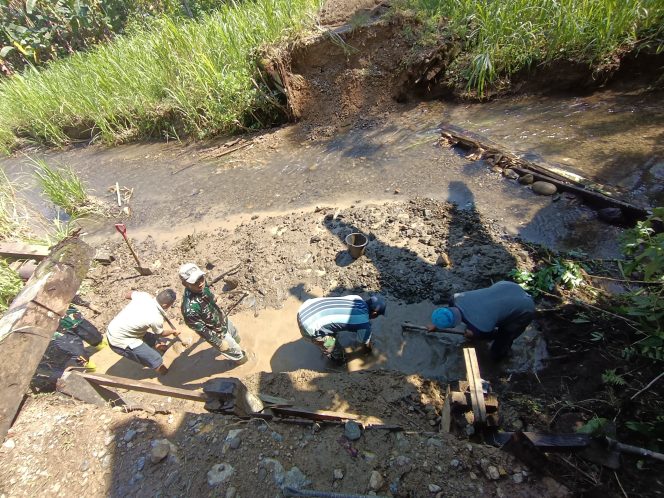 
Material Terus Berdatangan, Pembangunan Jembatan Garuda Merah Putih di Desa Muang Dipercepat