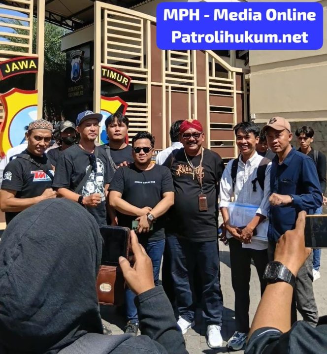 
Tak Ingin Ada Korban Baru, Emak-Emak Geruduk Polresta Sidoarjo Desak Penangkapan Tersangka Dugaan Pencabulan Anak