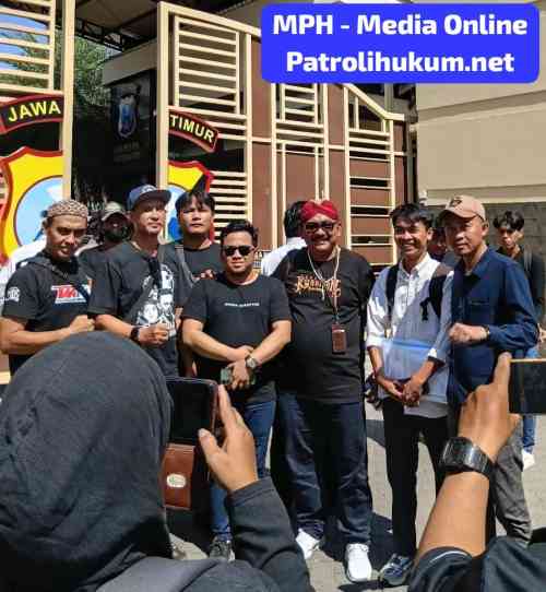 Tak Ingin Ada Korban Baru, Emak-Emak Geruduk Polresta Sidoarjo Desak Penangkapan Tersangka Dugaan Pencabulan Anak Tak Ingin Ada Korban Baru, Emak-Emak Geruduk Polresta Sidoarjo Desak Penangkapan Tersangka Dugaan Pencabulan Anak