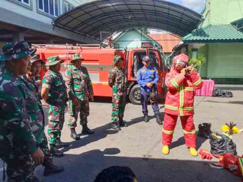 Sinergi Kodim 0808/Blitar Dan Damkar Kota Blitar Gelar Pelatihan Pengoperasian Truk Serta Mitigasi Kebakaran Sinergi Kodim 0808/Blitar Dan Damkar Kota Blitar Gelar Pelatihan Pengoperasian Truk Serta Mitigasi Kebakaran