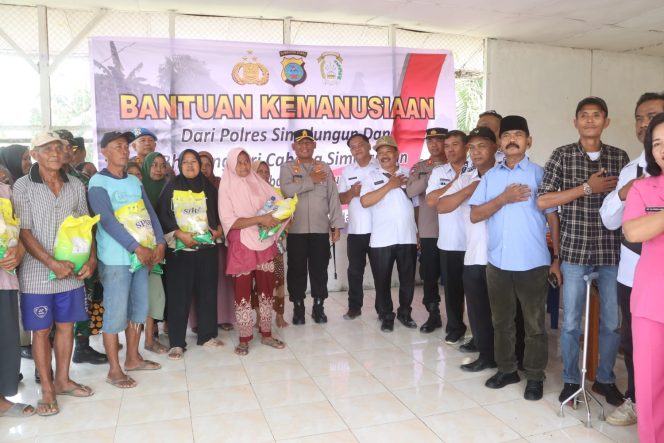 
Kapolres Simalungun AKBP Marganda Aritonang Turun Langsung Salurkan Bantuan Kemanusiaan untuk Korban Angin Puting Beliung di Talun Rejo