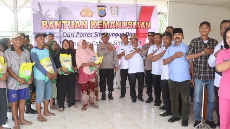 Kapolres Simalungun AKBP Marganda Aritonang Turun Langsung Salurkan Bantuan Kemanusiaan untuk Korban Angin Puting Beliung di Talun Rejo