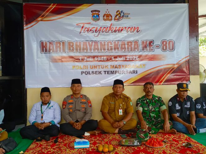 
Polsek Tempursari Gelar Tasyakuran Hari Bhayangkara, Pererat Kolaborasi dengan Forkopimcam dan Warga
