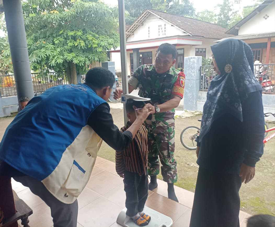 Cegah Stunting Sejak Dini, Babinsa Sertu Yhoni Dampingi Kegiatan Posyandu Di Dusun Gangsri