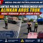 Satlantas Polres Probolinggo Kota Alihkan Arus Truk Akibat Perbaikan Jalan Lingkar Utara Satlantas Polres Probolinggo Kota Alihkan Arus Truk Akibat Perbaikan Jalan Lingkar Utara