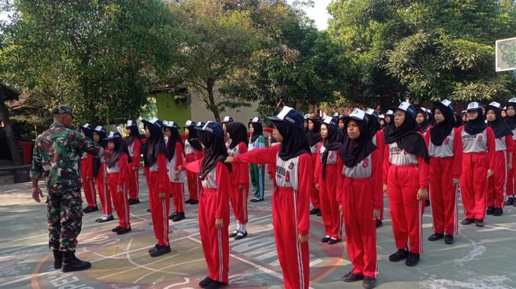 Tumbuhkan Disiplin Dan Jiwa Korsa Sejak Dini, Babinsa Plosokerep Latih PBB Siswa Baru SMPN 8 Blitar