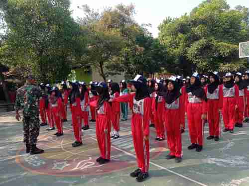 Tumbuhkan Disiplin Dan Jiwa Korsa Sejak Dini, Babinsa Plosokerep Latih PBB Siswa Baru SMPN 8 Blitar