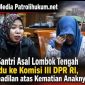### 4 Judul Berita (maksimal ±90 karakter) 1. **Ibunda Santri Tewas Diduga Dibakar Mengadu ke Komisi III DPR, Minta Keadilan** 2. **Tangis Ibunda Santri Asal Lombok Pecah di DPR, Desak Pengusutan Kasus Anaknya** 3. **Kasus Kematian Santri Lombok Masuk Senayan, Keluarga Minta Perlindungan Hukum** 4. **Keluarga Santri Diduga Tewas Dibakar Adukan Penanganan Kasus ke Komisi III DPR RI** --- # Ibunda Santri Asal Lombok Tengah Mengadu ke Komisi III DPR RI, Minta Keadilan atas Kematian Anaknya **Jakarta** – Keluarga almarhum SS, seorang santri asal Kabupaten Lombok Tengah, Nusa Tenggara Barat (NTB), mendatangi Komisi III DPR RI untuk menyampaikan pengaduan terkait penanganan kasus kematian putranya yang diduga menjadi korban pembakaran. Pengaduan tersebut disampaikan dalam Rapat Dengar Pendapat (RDP) di Kompleks Parlemen, Senayan, Jakarta, Senin (13/7). Kehadiran keluarga korban bertujuan meminta perhatian pemerintah pusat dan DPR RI agar proses penegakan hukum terhadap kasus tersebut berjalan secara transparan, profesional, serta memberikan kepastian hukum bagi keluarga. Dalam forum tersebut, ibunda almarhum tampak tidak kuasa menahan kesedihan saat menceritakan peristiwa yang menimpa putranya. Karena kondisi fisik dan psikologis yang belum stabil serta keterbatasan dalam menyampaikan keterangan, pesan yang telah disiapkan keluarga dibacakan oleh Titi Tantry, perwakilan tim advokasi hukum Hotman 911. Dalam surat tersebut, sang ibu mengaku kehilangan anak yang dikirim ke pondok pesantren untuk menimba ilmu agama, namun justru meninggal dunia dalam peristiwa yang menurut keluarga diduga disertai tindak kekerasan. > "Saya hanyalah seorang ibu yang berharap keadilan untuk anak saya," demikian salah satu isi surat yang dibacakan di hadapan anggota Komisi III DPR RI. Keluarga berharap Presiden Republik Indonesia, Prabowo Subianto, bersama DPR RI dapat memberikan perhatian terhadap proses penanganan perkara tersebut agar berlangsung secara objektif sesuai ketentuan hukum yang berlaku. Selain meminta keadilan, keluarga juga menyampaikan harapan agar aparat penegak hukum mengusut perkara secara menyeluruh, termasuk mengungkap fakta-fakta yang melatarbelakangi kematian korban. Dalam penyampaiannya, pihak keluarga mengaku membawa persoalan ini ke tingkat nasional karena menilai masih terdapat sejumlah hal yang perlu mendapat perhatian dalam proses penanganan perkara di daerah. Namun demikian, dugaan adanya keterlibatan oknum aparat maupun pejabat dalam kasus tersebut masih merupakan klaim dari pihak keluarga dan memerlukan pembuktian melalui proses hukum yang berlaku. Hingga berita ini disusun, belum terdapat keterangan resmi dari aparat penegak hukum maupun pihak-pihak yang disebut dalam pengaduan tersebut terkait tudingan yang disampaikan keluarga korban. Komisi III DPR RI menerima aspirasi keluarga sebagai bagian dari fungsi pengawasan terhadap penegakan hukum. Perkembangan lebih lanjut mengenai penanganan perkara tersebut masih menunggu proses hukum dan tindak lanjut dari instansi berwenang. Sementara itu, keluarga berharap pengungkapan kasus dilakukan secara profesional, transparan, dan berkeadilan sehingga seluruh pihak memperoleh kepastian hukum sesuai peraturan perundang-undangan yang berlaku. **Catatan Redaksi:** Dalam pemberitaan ini digunakan frasa **"diduga"** karena proses hukum masih berlangsung dan belum terdapat putusan pengadilan yang berkekuatan hukum tetap. Seluruh pihak tetap mengedepankan asas praduga tak bersalah sesuai ketentuan hukum yang berlaku. ### 4 Judul Berita (maksimal ±90 karakter) 1. **Ibunda Santri Tewas Diduga Dibakar Mengadu ke Komisi III DPR, Minta Keadilan** 2. **Tangis Ibunda Santri Asal Lombok Pecah di DPR, Desak Pengusutan Kasus Anaknya** 3. **Kasus Kematian Santri Lombok Masuk Senayan, Keluarga Minta Perlindungan Hukum** 4. **Keluarga Santri Diduga Tewas Dibakar Adukan Penanganan Kasus ke Komisi III DPR RI** --- # Ibunda Santri Asal Lombok Tengah Mengadu ke Komisi III DPR RI, Minta Keadilan atas Kematian Anaknya **Jakarta** – Keluarga almarhum SS, seorang santri asal Kabupaten Lombok Tengah, Nusa Tenggara Barat (NTB), mendatangi Komisi III DPR RI untuk menyampaikan pengaduan terkait penanganan kasus kematian putranya yang diduga menjadi korban pembakaran. Pengaduan tersebut disampaikan dalam Rapat Dengar Pendapat (RDP) di Kompleks Parlemen, Senayan, Jakarta, Senin (13/7). Kehadiran keluarga korban bertujuan meminta perhatian pemerintah pusat dan DPR RI agar proses penegakan hukum terhadap kasus tersebut berjalan secara transparan, profesional, serta memberikan kepastian hukum bagi keluarga. Dalam forum tersebut, ibunda almarhum tampak tidak kuasa menahan kesedihan saat menceritakan peristiwa yang menimpa putranya. Karena kondisi fisik dan psikologis yang belum stabil serta keterbatasan dalam menyampaikan keterangan, pesan yang telah disiapkan keluarga dibacakan oleh Titi Tantry, perwakilan tim advokasi hukum Hotman 911. Dalam surat tersebut, sang ibu mengaku kehilangan anak yang dikirim ke pondok pesantren untuk menimba ilmu agama, namun justru meninggal dunia dalam peristiwa yang menurut keluarga diduga disertai tindak kekerasan. > "Saya hanyalah seorang ibu yang berharap keadilan untuk anak saya," demikian salah satu isi surat yang dibacakan di hadapan anggota Komisi III DPR RI. Keluarga berharap Presiden Republik Indonesia, Prabowo Subianto, bersama DPR RI dapat memberikan perhatian terhadap proses penanganan perkara tersebut agar berlangsung secara objektif sesuai ketentuan hukum yang berlaku. Selain meminta keadilan, keluarga juga menyampaikan harapan agar aparat penegak hukum mengusut perkara secara menyeluruh, termasuk mengungkap fakta-fakta yang melatarbelakangi kematian korban. Dalam penyampaiannya, pihak keluarga mengaku membawa persoalan ini ke tingkat nasional karena menilai masih terdapat sejumlah hal yang perlu mendapat perhatian dalam proses penanganan perkara di daerah. Namun demikian, dugaan adanya keterlibatan oknum aparat maupun pejabat dalam kasus tersebut masih merupakan klaim dari pihak keluarga dan memerlukan pembuktian melalui proses hukum yang berlaku. Hingga berita ini disusun, belum terdapat keterangan resmi dari aparat penegak hukum maupun pihak-pihak yang disebut dalam pengaduan tersebut terkait tudingan yang disampaikan keluarga korban. Komisi III DPR RI menerima aspirasi keluarga sebagai bagian dari fungsi pengawasan terhadap penegakan hukum. Perkembangan lebih lanjut mengenai penanganan perkara tersebut masih menunggu proses hukum dan tindak lanjut dari instansi berwenang. Sementara itu, keluarga berharap pengungkapan kasus dilakukan secara profesional, transparan, dan berkeadilan sehingga seluruh pihak memperoleh kepastian hukum sesuai peraturan perundang-undangan yang berlaku. **Catatan Redaksi:** Dalam pemberitaan ini digunakan frasa **"diduga"** karena proses hukum masih berlangsung dan belum terdapat putusan pengadilan yang berkekuatan hukum tetap. Seluruh pihak tetap mengedepankan asas praduga tak bersalah sesuai ketentuan hukum yang berlaku.