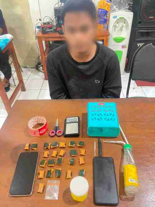 Digaji Rp 500 Ribu dan Satu Paket Sabu, Kurir Jaringan Narkotika Dibekuk Dit Resnarkoba Polda Jateng Bersama 24 Paket Barang Bukti Digaji Rp 500 Ribu dan Satu Paket Sabu, Kurir Jaringan Narkotika Dibekuk Dit Resnarkoba Polda Jateng Bersama 24 Paket Barang Bukti