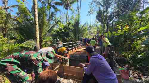 Percepat Pembangunan Infrastruktur, Sertu Hary Bersama Warga Gelar Pengecoran Jembatan Aramco