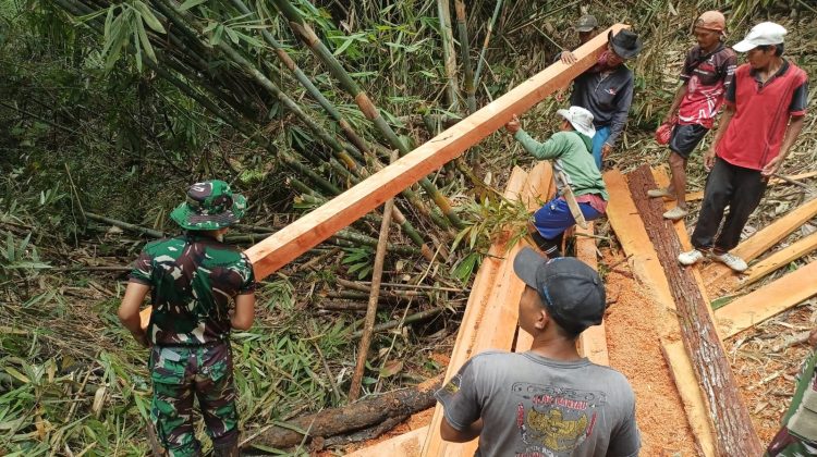 Satgas Pamtas RI-Malaysia Yonarmed 19/Bogani Bersama Warga Gotong Royong Bangun Jembatan Untuk Mempermudah Akses Masyarakat Perbatasan