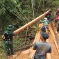 Satgas Pamtas RI-Malaysia Yonarmed 19/Bogani Bersama Warga Gotong Royong Bangun Jembatan Untuk Mempermudah Akses Masyarakat Perbatasan Satgas Pamtas RI-Malaysia Yonarmed 19/Bogani Bersama Warga Gotong Royong Bangun Jembatan Untuk Mempermudah Akses Masyarakat Perbatasan