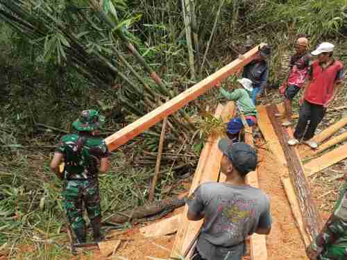 Satgas Pamtas RI-Malaysia Yonarmed 19/Bogani Bersama Warga Gotong Royong Bangun Jembatan Untuk Mempermudah Akses Masyarakat Perbatasan Satgas Pamtas RI-Malaysia Yonarmed 19/Bogani Bersama Warga Gotong Royong Bangun Jembatan Untuk Mempermudah Akses Masyarakat Perbatasan