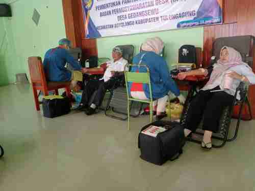 PMI Tulungagung Bersama Pemdes Gedangsewu Gelar Donor Darah, Wujud Kepedulian Sosial untuk Sesama PMI Tulungagung Bersama Pemdes Gedangsewu Gelar Donor Darah, Wujud Kepedulian Sosial untuk Sesama