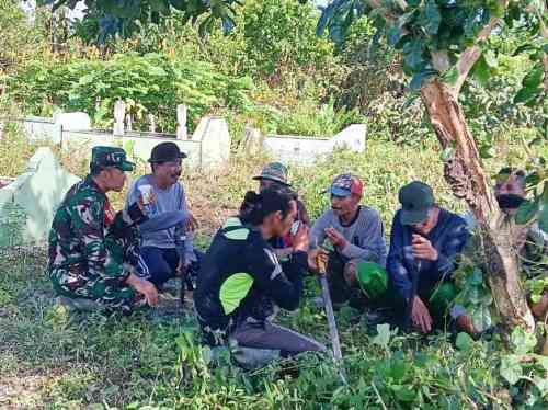 Babinsa Koramil Mapurujaya Bersama Warga Bersihkan TPU Kampung Hiripau Babinsa Koramil Mapurujaya Bersama Warga Bersihkan TPU Kampung Hiripau