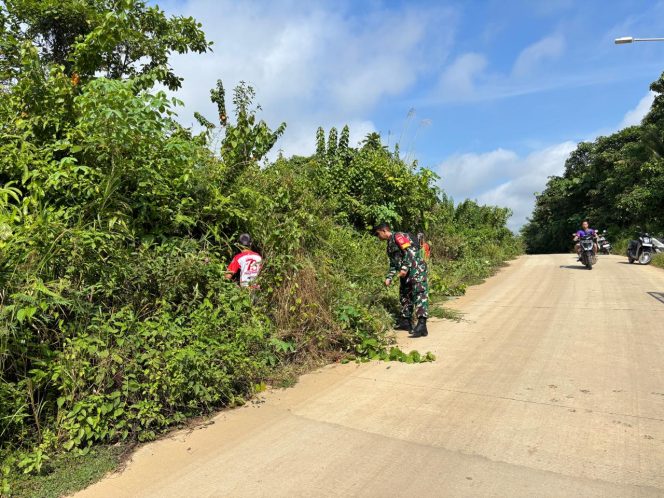
Wujudkan Lingkungan Sehat, Babinsa dan Warga Kompak Gelar Gotong Royong