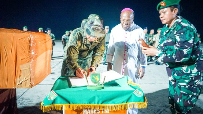
Penghormatan Terakhir bagi Pilot PT AMA, Pangkogabwilhan III Kawal Penyerahan Jenazah di Lanud Silas Papare