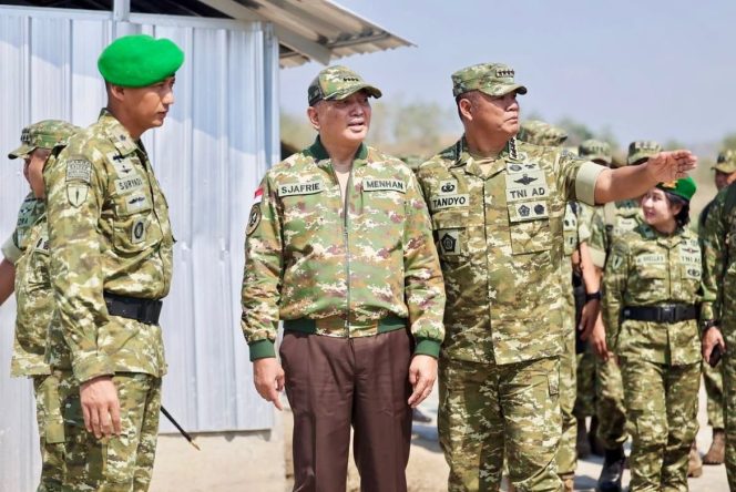 
Pastikan Kesiapan Prajurit, Wapang TNI Bersama Menhan Tinjau Marshalling Area Yonif TP 937/Satria Kalijaga