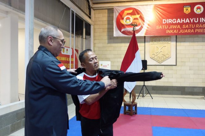 
Ketua Umum PP INKAI Laksda TNI Ivan Yulivan lepas Team Karate INKAI ke Kejuaraan Dunia Karate SEAKF di Vietnam