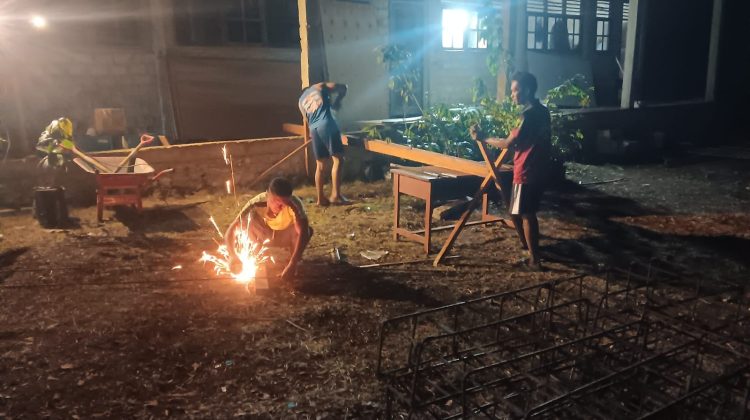 Lembur Hingga Malam, Satgas TMMD Ke-129 Kodim 1807/Sorong Selatan Kebut Pembangunan Rumah Semi Permanen Capai 49 Persen