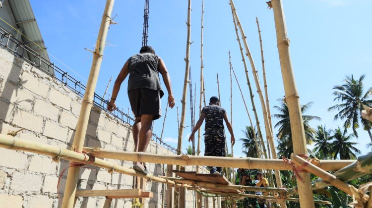 Di Bawah Terik Matahari, Satgas TMMD dan Warga Kompak Bangun Pastori Gereja