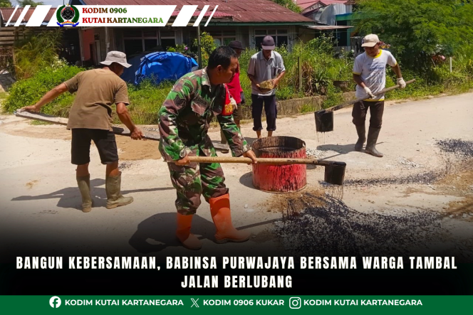 
Bangun Kebersamaan, Babinsa Purwajaya Bersama Warga Tambal Jalan Berlubang