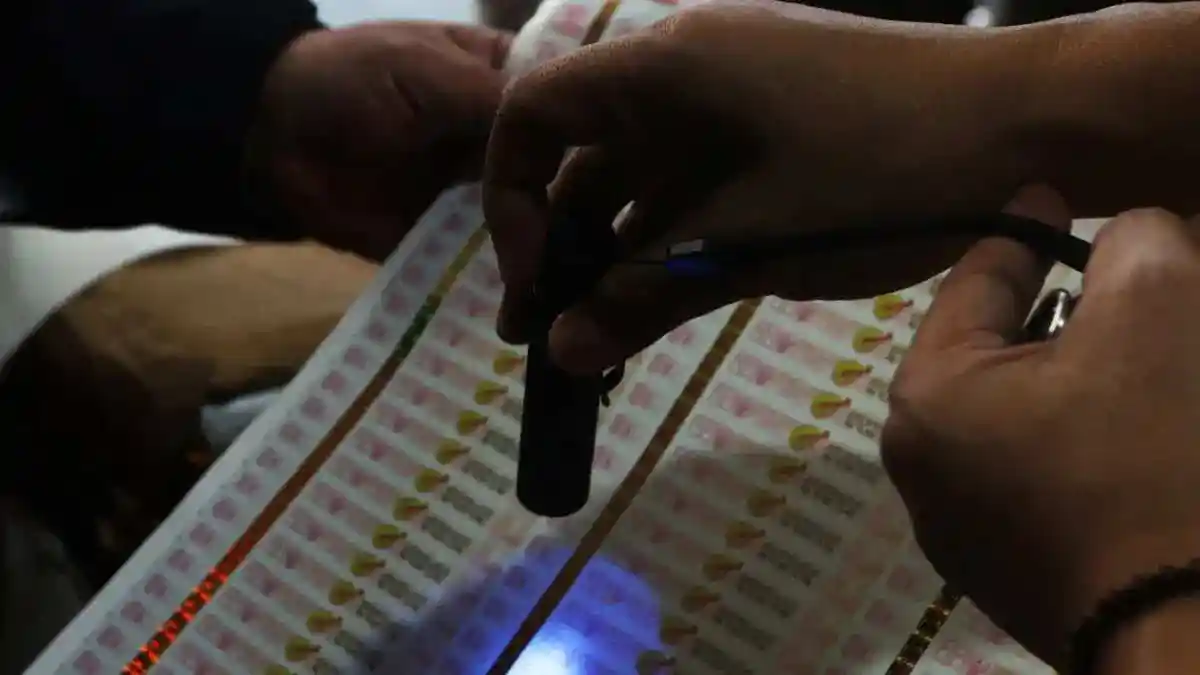 Alat Pendeteksi Pita Cukai Palsu untuk Perangi Rokok Ilegal