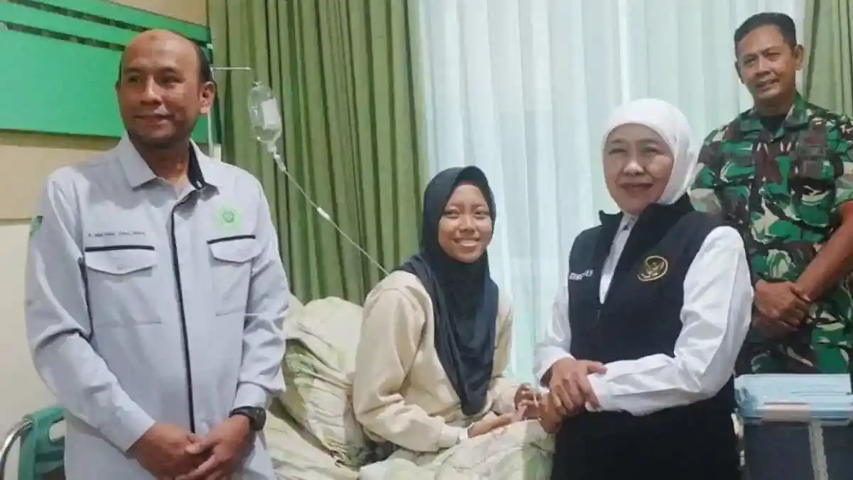 Kunjungan Khofifah ke Santri Korban Keracunan di Sidoarjo Kunjungan Khofifah ke Santri Korban Keracunan di Sidoarjo