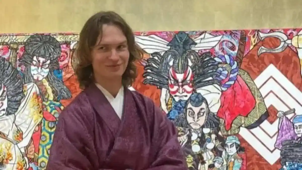 Kontroversi Busana Ansel Elgort di Acara Seni Korea
