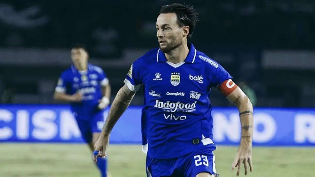 Pertemuan Bersejarah: Persib Bandung Vs PSM Makassar Pertemuan Bersejarah: Persib Bandung Vs PSM Makassar