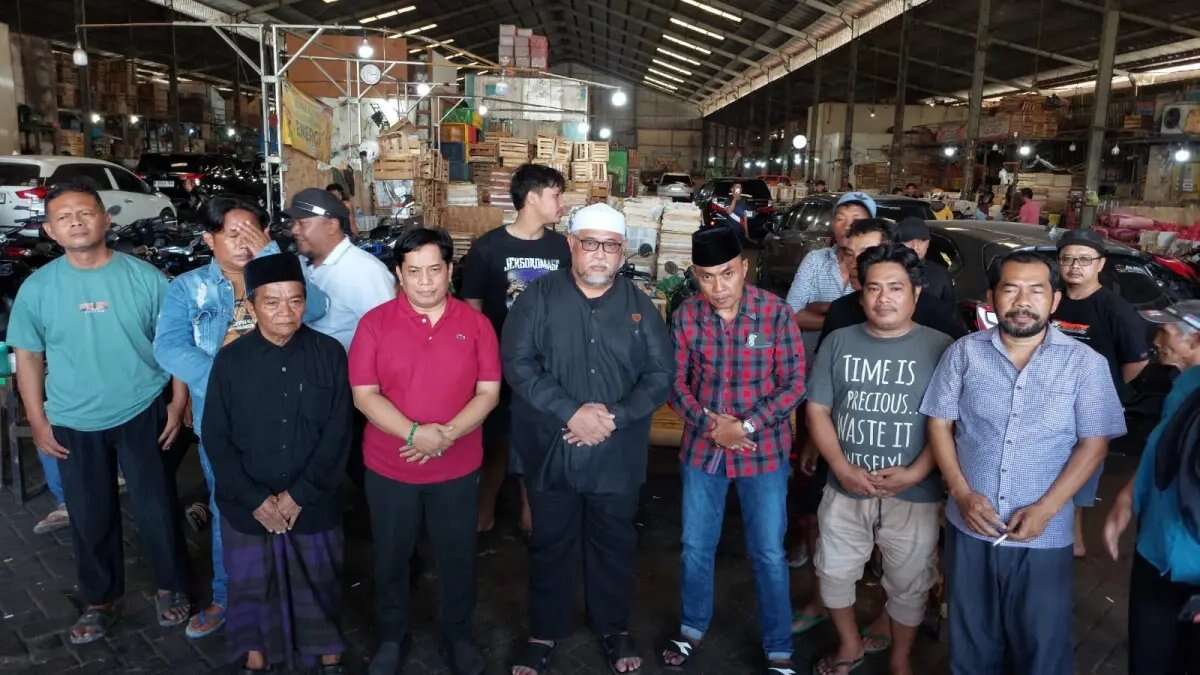 Protes Pedagang Pasar Buah Tanjungsari Surabaya terhadap Jam Operasional Baru Protes Pedagang Pasar Buah Tanjungsari Surabaya terhadap Jam Operasional Baru