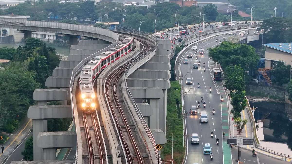 LRT Jabodebek Beroperasi Normal di Tengah Abu Vulkanik LRT Jabodebek Beroperasi Normal di Tengah Abu Vulkanik