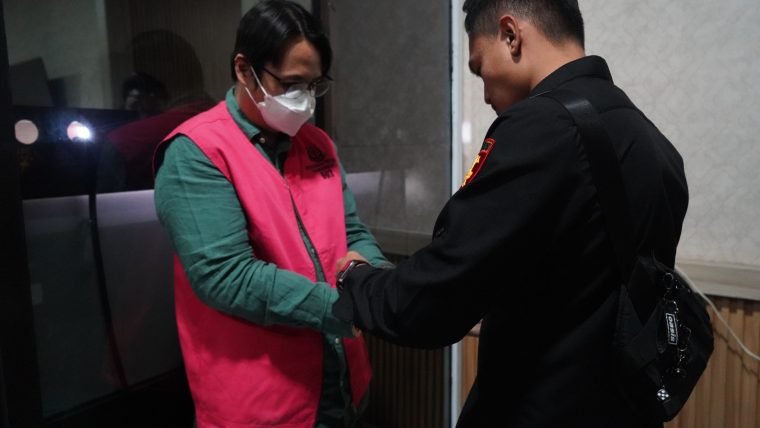 Kejari Karawang Menahan Tersangka Korupsi KPR