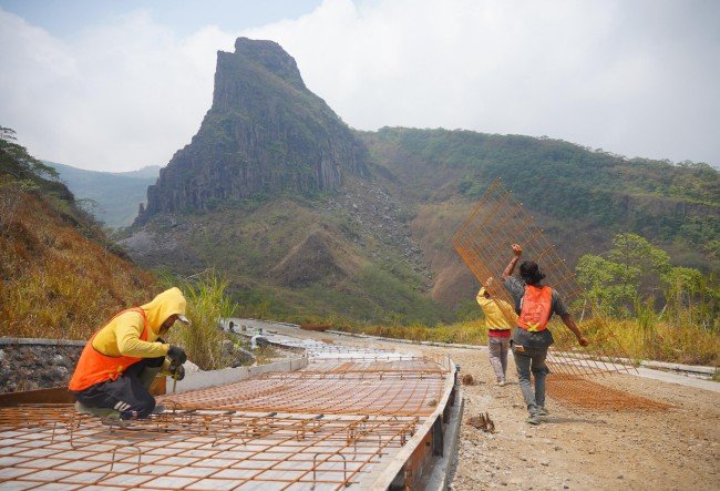 Membangun Akses Jalan Menuju Kawah Gunung Kelud Membangun Akses Jalan Menuju Kawah Gunung Kelud